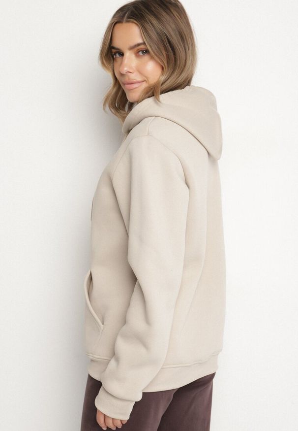 Born2be - Beżowa Bluza z Kapturem i Kangurkową Kieszenią Envila. Okazja: na co dzień. Typ kołnierza: kaptur. Kolor: beżowy. Materiał: jeans. Styl: casual, elegancki