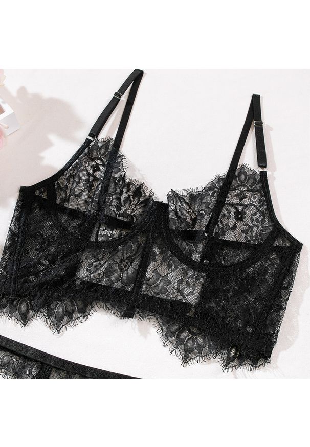 Intica - Koronkowy komplet bielizny z regulowanymi paskami na romantyczne wieczory Yulya. Kolor: biały. Materiał: koronka. Wzór: paski, koronka