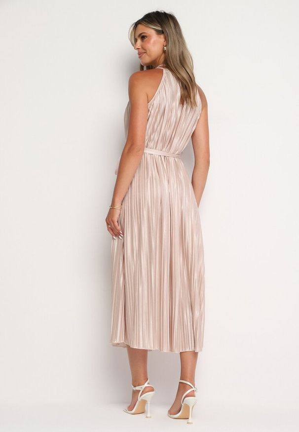 Born2be - Beżowa Plisowana Sukienka na Cienkich Ramiączkach Wiązana w Talii Virsea. Okazja: na wesele, na co dzień, na ślub cywilny, na studniówkę. Kolor: beżowy. Materiał: jeans. Długość rękawa: na ramiączkach. Styl: klasyczny, casual