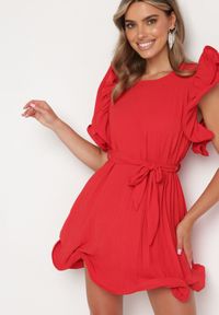 Born2be - Czerwona Plisowana Sukienka z Materiałowym Paskiem w Talii i Ozdobnymi Falbankami Christi. Typ kołnierza: kołnierz z falbankami. Kolor: czerwony. Materiał: materiał. Typ sukienki: rozkloszowane #4