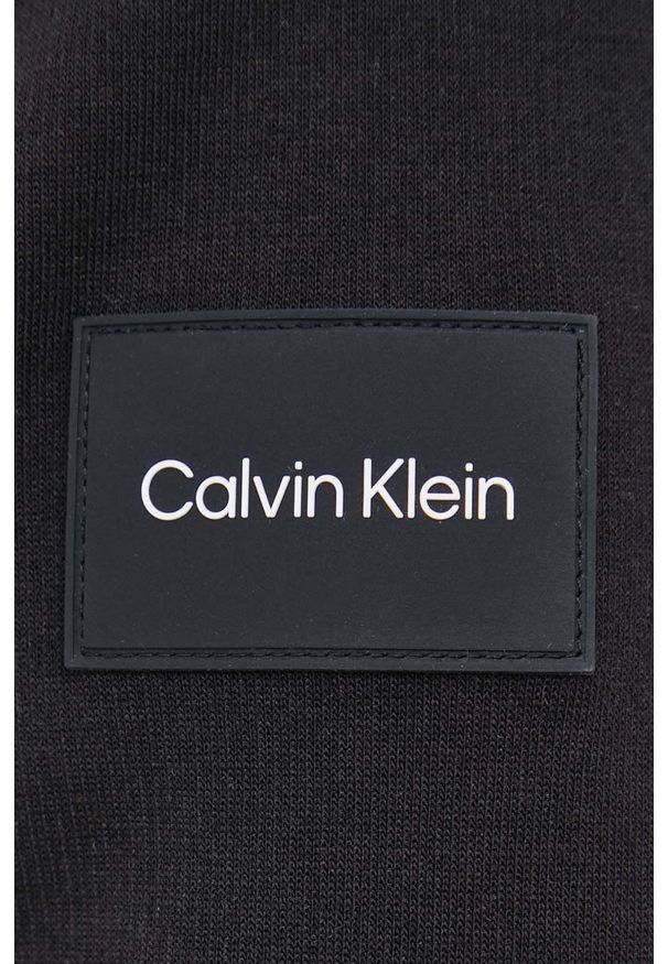 Calvin Klein bluza męska kolor czarny z kapturem gładka. Okazja: na co dzień. Typ kołnierza: kaptur. Kolor: czarny. Materiał: dzianina. Wzór: gładki. Styl: casual