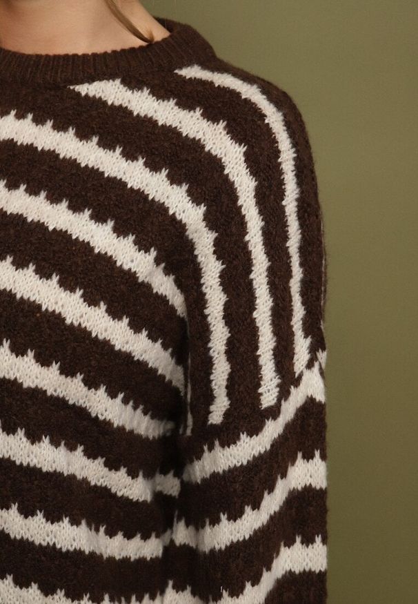 Born2be - Ciemnobrązowy Sweter Oversize z Wełną i Wiskozą o Luźnym Splocie w Paski Ternose. Okazja: na co dzień. Kolor: brązowy. Materiał: wiskoza, wełna. Wzór: ze splotem, paski. Styl: casual, klasyczny