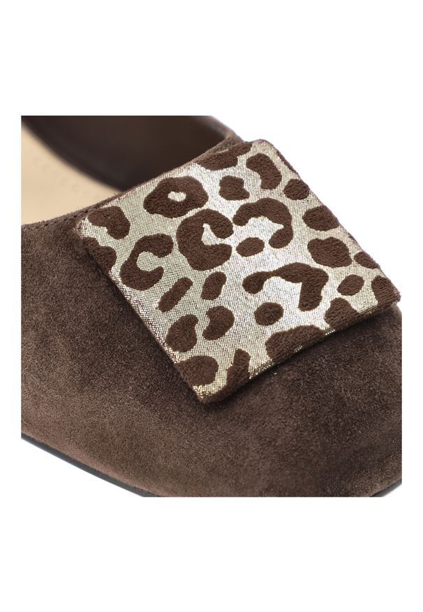 Czółenka damskie S.Barski, cholewka ze skóry naturalnej zamszowej wsuwany fason z zabudowanym przodem , brązowe, CR61-3040. Kolor: brązowy. Materiał: skóra, zamsz. Szerokość cholewki: normalna