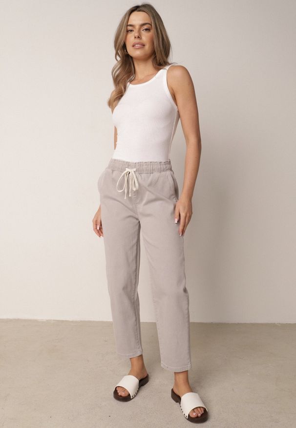 Born2be - Szare Bawełniane Jeansy Typu Mom Fit z Wysokim Stanem i Sznurkiem Viviarinia. Okazja: na co dzień. Stan: podwyższony. Kolor: szary. Styl: casual