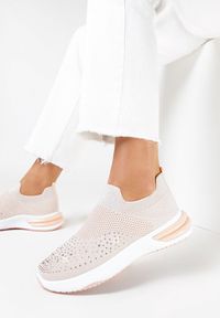Born2be - Różowe Buty Sportowe Xyllyn. Nosek buta: okrągły. Zapięcie: bez zapięcia. Kolor: różowy. Materiał: materiał. Szerokość cholewki: normalna. Wzór: aplikacja, kolorowy #1