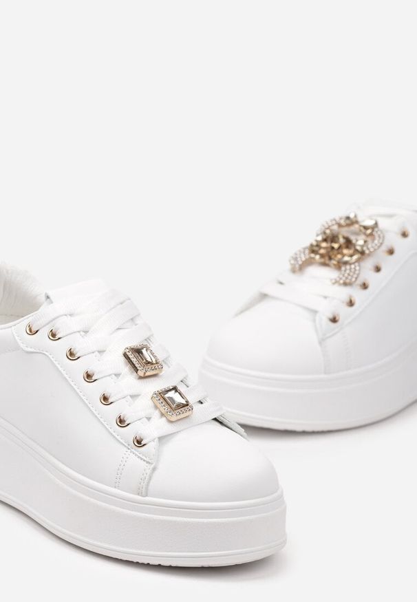 Renee - Biało-Złote Sneakersy z Platformą i Odpinanymi Biżuteryjnymi Aplikacjami na Sznurówkach Tamaki. Okazja: na co dzień. Kolor: biały. Materiał: jeans. Wzór: aplikacja. Obcas: na platformie