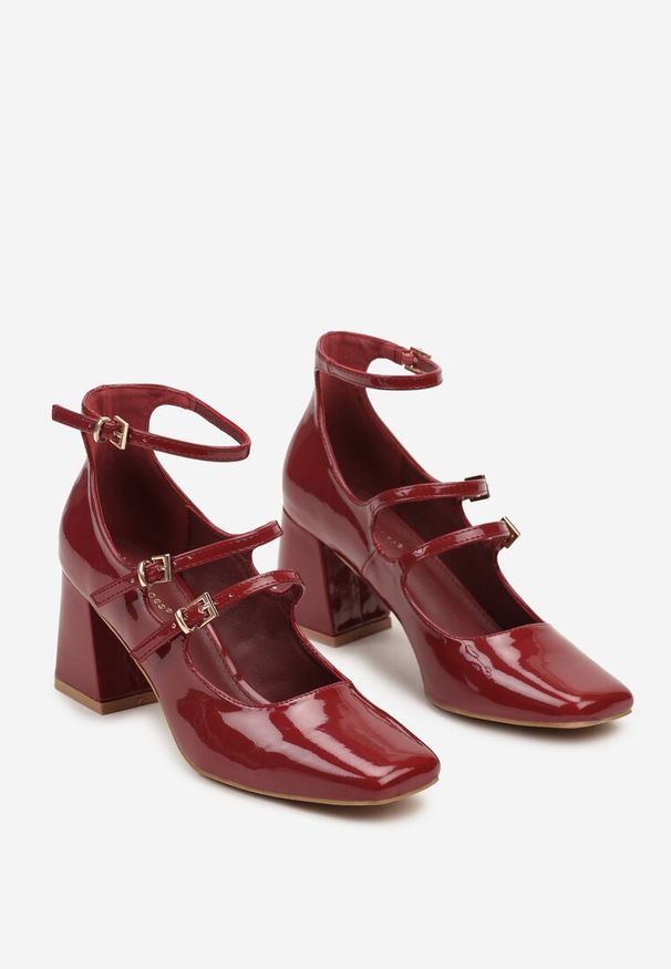 Renee - Bordowe Czółenka Lakierowane na Słupku Wykończone Paskami i Sprzączkami Kalivivia. Okazja: na co dzień, do pracy. Zapięcie: pasek. Kolor: czerwony. Materiał: lakier. Wzór: paski. Obcas: na słupku. Styl: wizytowy, casual, elegancki