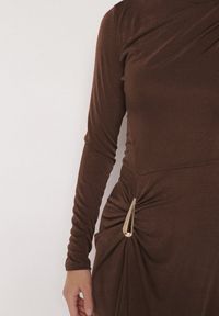 Born2be - Brązowa Koktajlowa Sukienka Ozdobiona Metaliczną Aplikacją i Marszczeniem z Boku Retima. Kolor: brązowy. Wzór: aplikacja. Styl: wizytowy #3