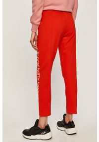 Calvin Klein Jeans - Spodnie. Stan: podwyższony. Kolor: czerwony. Materiał: bawełna, poliester, dzianina. Wzór: nadruk, gładki #3
