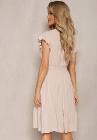 Renee - Jasnobeżowa Sukienka z Bawełny Rozkloszowana Midi z Kopertową Górą Iburgia. Kolor: beżowy. Materiał: bawełna. Typ sukienki: kopertowe. Długość: midi