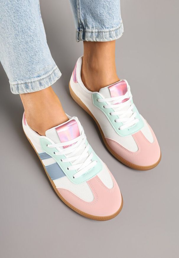 Renee - Biało-Różowe Sneakersy w Stylu Tenisówek Ozdobione Paskami Jenaniela. Okazja: na co dzień. Zapięcie: pasek. Kolor: biały. Materiał: jeans. Wzór: aplikacja