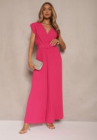 Renee - Fuksjowy Kopertowy Kombinezon Wide Leg Zdobiony Plisami i Paskiem z Klamrą Salirella. Okazja: na co dzień. Kolor: różowy. Wzór: aplikacja. Styl: elegancki, casual