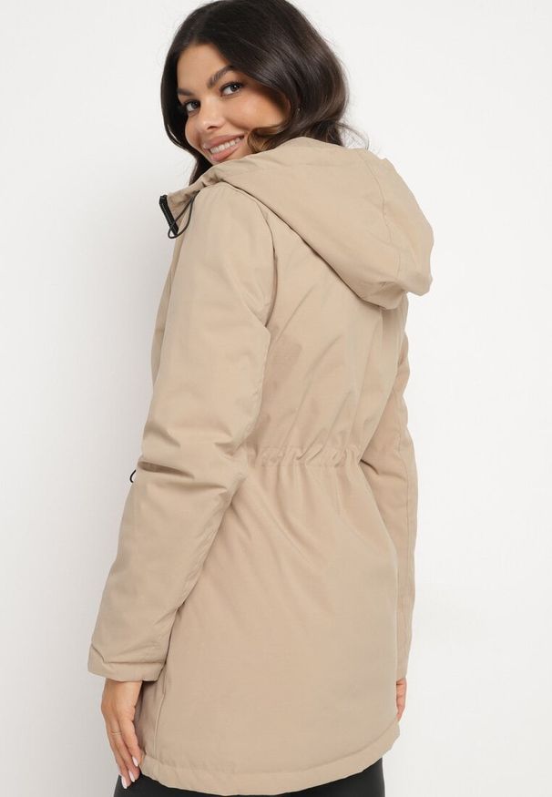 Born2be - Ciemnobeżowa Kurtka Parka z Kapturem i Kieszeniami Ściągana w Pasie Omeina. Okazja: na co dzień. Typ kołnierza: kaptur. Kolor: beżowy. Materiał: jeans. Styl: elegancki, casual