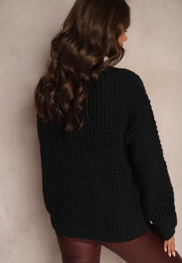 Renee - Czarny Sweter z Wiskozą Ozdobiony Splotem Rialorae. Okazja: na co dzień. Kolor: czarny. Materiał: wiskoza. Wzór: aplikacja, ze splotem. Styl: elegancki, casual