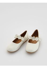 Reserved - Baleriny z kwiatowym zdobieniem - biały. Kolor: biały. Materiał: skóra. Wzór: aplikacja, kwiaty #1