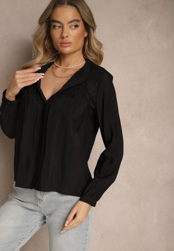 Renee - Czarna Koszula Ozdobiona Haftowanym Wzorem Erinalis. Okazja: na spotkanie biznesowe, do pracy, na co dzień. Kolor: czarny. Materiał: jeans. Wzór: haft, aplikacja. Styl: elegancki, biznesowy, casual