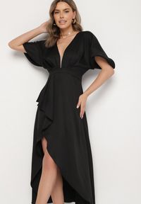 Born2be - Czarna Koktajlowa Sukienka Vices o Asymetrycznym Kroju z Falbanką Finexia. Okazja: na ślub cywilny, na wesele, na imprezę. Kolor: czarny. Wzór: aplikacja. Typ sukienki: asymetryczne. Styl: wizytowy #4