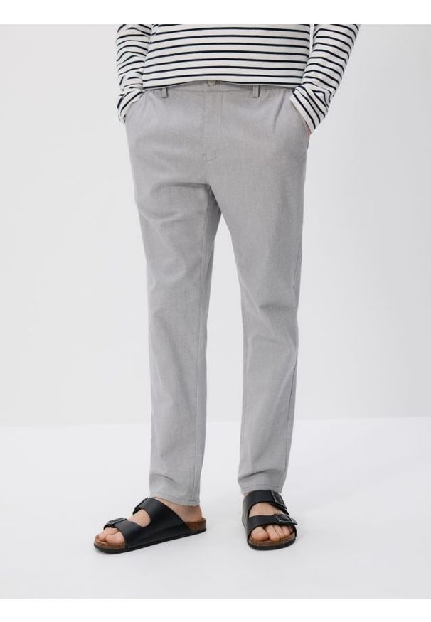 Reserved - Spodnie chino slim - jasnoszary. Kolor: szary. Materiał: bawełna