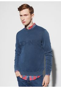 Ochnik - Granatowy sweter męski z logo. Okazja: na co dzień. Kolor: niebieski. Materiał: bawełna. Długość: długie. Wzór: napisy. Styl: casual