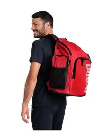 Plecak sportowy Arena Team Pack 45. Kolor: czerwony. Materiał: poliester. Styl: sportowy