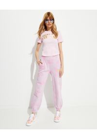 Versace Jeans Couture - VERSACE JEANS COUTURE - Różowy t-shirt z logo marki. Kolor: różowy, wielokolorowy, fioletowy. Materiał: bawełna #2
