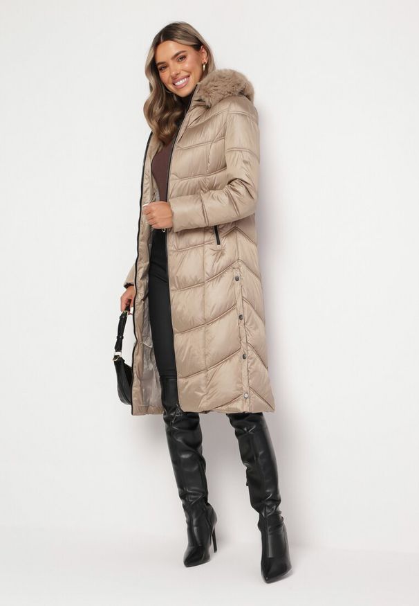 Born2be - Beżowa Pikowana Kurtka Płaszcz za Kolano z Kapturem i Futerkiem Naelora. Typ kołnierza: kaptur. Kolor: beżowy. Materiał: futro