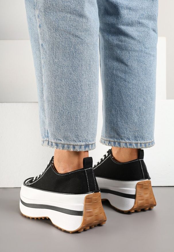 Renee - Czarne Trampki na Platformie pod Kostkę Faloniela. Okazja: na co dzień, na spacer. Zapięcie: sznurówki. Kolor: czarny. Materiał: jeans. Obcas: na platformie. Styl: elegancki, casual