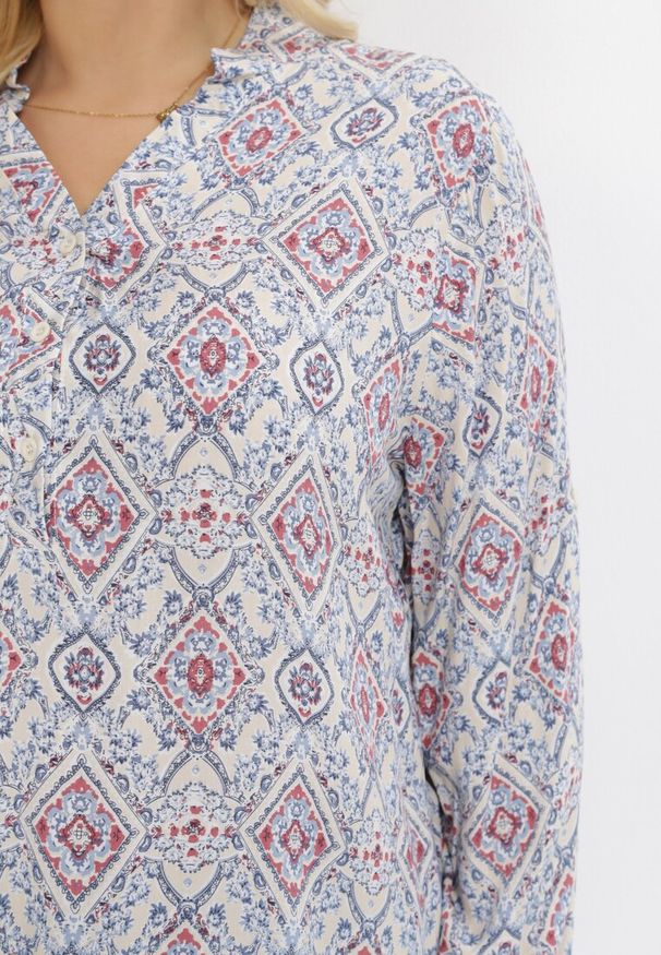 Born2be - Jasnobeżowo-Niebieska Bluzka Actinna. Typ kołnierza: kołnierzyk stójkowy. Kolekcja: plus size. Kolor: beżowy. Materiał: tkanina. Długość rękawa: długi rękaw. Długość: długie. Wzór: gładki, aplikacja
