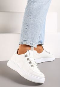 Renee - Białe Sznurowane Sneakersy z Ekoskóry na Grubej Podeszwie z Ozdobnymi Cyrkoniami Nevarra. Okazja: na co dzień. Kolor: biały. Materiał: jeans #2