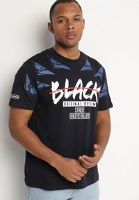 Born2be - Granatowa Koszulka z Bawełny z Nadrukiem Vorassa. Okazja: na co dzień. Kolor: niebieski. Materiał: bawełna. Wzór: nadruk. Styl: casual #7