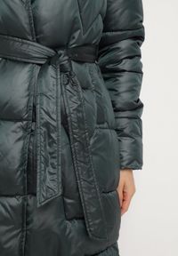 Born2be - Ciemnozielona Pikowana Kurtka o Długim Kroju Ozdobiona Paskiem i Odpinanym Futerkiem Milirra. Okazja: na spacer. Kolor: zielony. Materiał: futro. Długość: długie. Wzór: aplikacja. Styl: wizytowy, elegancki #5