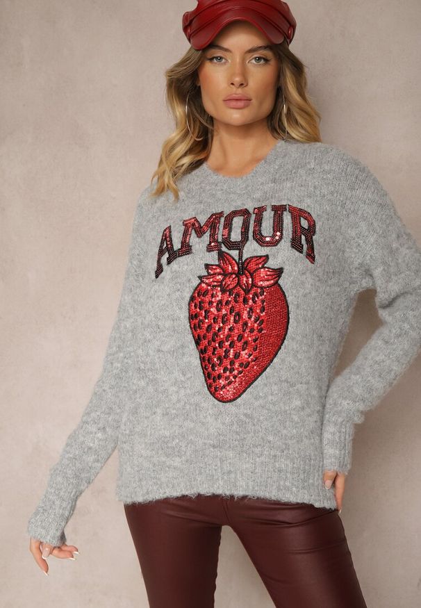Renee - Szary Sweter z Dodatkiem Wełny Ozdobiony Naszywką Truskawką i Napisem Zozizelle. Okazja: na co dzień. Typ kołnierza: dekolt w łódkę. Kolor: szary. Materiał: wełna. Długość rękawa: długi rękaw. Długość: długie. Wzór: aplikacja, napisy. Styl: casual, klasyczny
