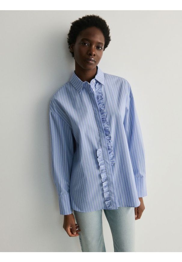 Reserved - Koszula z falbanką - niebieski. Kolor: niebieski. Materiał: tkanina, bawełna