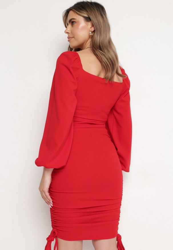 Born2be - Czerwona Dopasowana Sukienka ze Ściągaczami Munnesa. Kolor: czerwony. Długość: mini