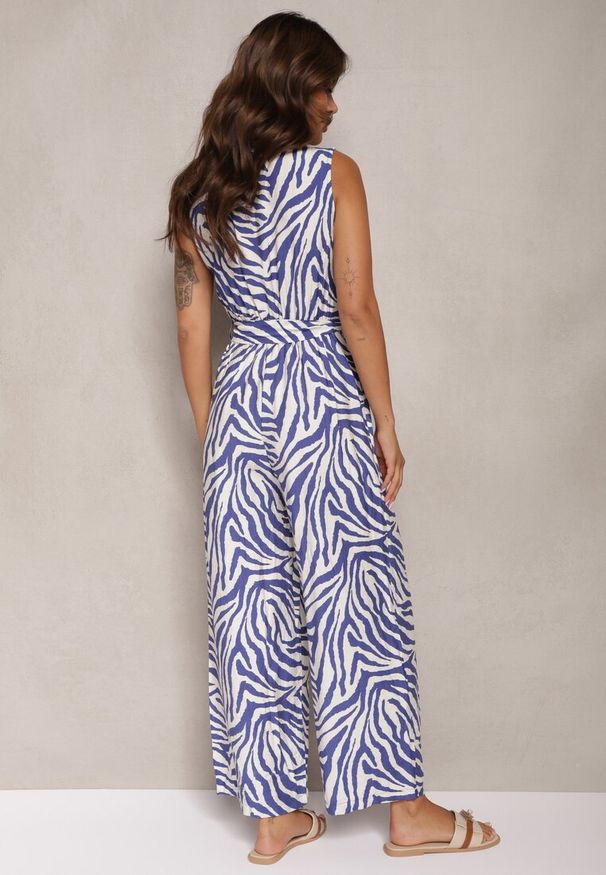 Renee - Niebieski Kombinezon z Wiskozy z Gumką w Talii Guzikami i Wiązanym Paskiem Davivia. Kolor: niebieski. Materiał: wiskoza. Sezon: lato. Styl: elegancki