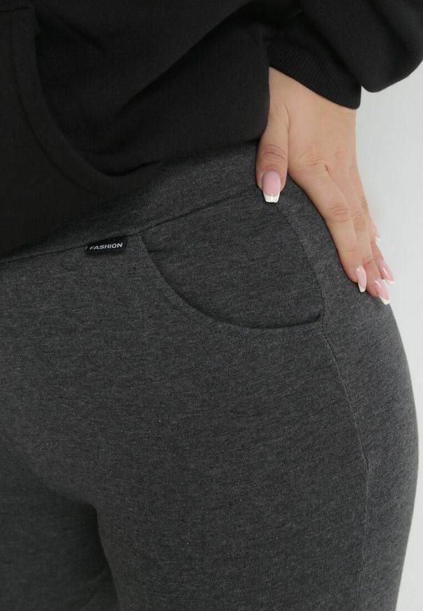 Born2be - Ciemnoszare Spodnie Bawełniane z Gumką w Pasie Nurno. Okazja: na co dzień, na spacer. Kolekcja: plus size. Kolor: szary. Materiał: bawełna. Długość: długie. Styl: elegancki, casual