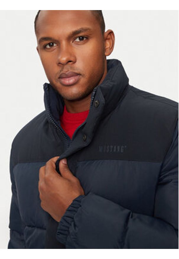 Mustang Kurtka zimowa Oakfield 1015607 Granatowy Regular Fit. Kolor: niebieski. Materiał: syntetyk. Sezon: zima