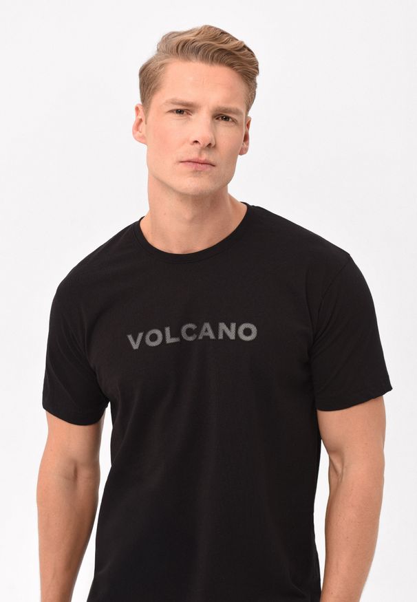Volcano - Czarna koszulka, Comfort Fit, T-BRAND. Kolor: czarny. Materiał: bawełna, materiał. Długość rękawa: krótki rękaw. Długość: krótkie. Wzór: napisy, gładki. Styl: sportowy
