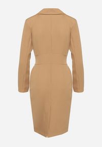 Born2be - Brązowa Kopertowa Sukienka z Paskiem Usztywnionymi Ramionami i Rozcięciem z Tyłu Werige. Okazja: na co dzień. Typ kołnierza: dekolt w kształcie V. Kolor: brązowy. Materiał: skóra. Typ sukienki: kopertowe. Styl: casual #7