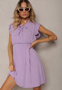 Renee - Fioletowa Sukienka Rozkloszowana z Gumką w Talii i Wiązaniem przy Dekolcie Naque. Okazja: na co dzień. Kolor: fioletowy. Styl: casual