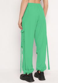 Born2be - Zielone Spodnie Bojówki o Luźnym Kroju ze Sznurkami po Bokach Tizelle. Okazja: na co dzień. Kolor: zielony. Długość: długie. Styl: elegancki, casual #2