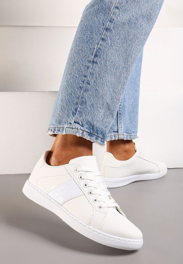 Renee - Białe Sneakersy Sznurowane Ozdobione Brokatem Vistasta. Nosek buta: okrągły. Zapięcie: sznurówki. Kolor: biały. Materiał: materiał, jeans. Wzór: aplikacja. Obcas: na obcasie. Wysokość obcasa: niski