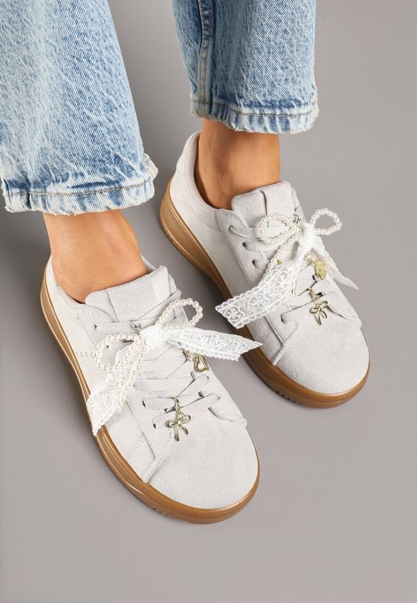 Renee - Szare Sneakersy na Niskiej Platformie z Aplikacjami i Kokardkami Divienne. Okazja: na co dzień. Kolor: szary. Materiał: jeans. Wzór: aplikacja. Obcas: na platformie