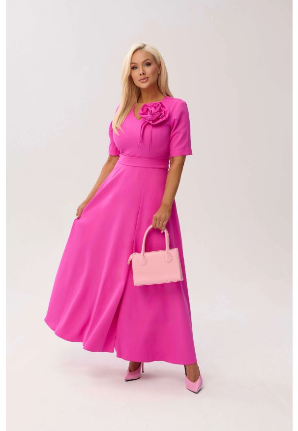 Moda Size Plus Iwanek - Sukienka MAXI Mirabella w odcieniu intensywnego różu z odpinanym kwiatem i kokardą OVERSIZE PLUS SIZE XXL WIOSNA LATO. Okazja: na urodziny, na wesele, na komunię, na ślub cywilny, na imprezę. Typ kołnierza: kokarda. Kolekcja: plus size. Kolor: różowy. Wzór: kwiaty. Typ sukienki: oversize, dla puszystych. Materiał: tkanina, materiał, poliester, elastan. Sezon: lato, wiosna. Styl: elegancki, klasyczny. Długość: maxi