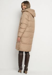 Born2be - Ciemnobeżowa Długa Kurtka Pikowana z Kapturem Genama. Okazja: na co dzień, na spacer. Typ kołnierza: kaptur. Kolor: beżowy. Materiał: poliester, dzianina, jeans. Długość: długie. Styl: klasyczny, casual #5