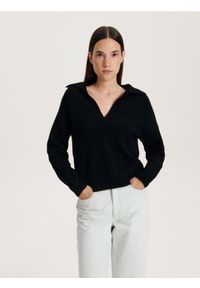 Reserved - Sweter z kołnierzem - czarny. Kolor: czarny. Materiał: dzianina. Wzór: gładki