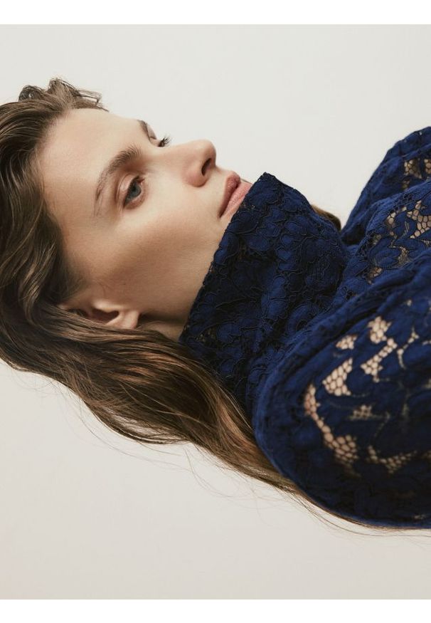 Reserved - Ażurowa bluzka z golfem - niebieski. Typ kołnierza: golf. Kolor: niebieski. Materiał: bawełna, tkanina. Wzór: ażurowy