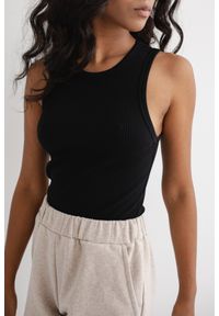 Marsala - Top na ramiączkach prążkowanej dzianiny w kolorze TOTALLY BLACK - ISLA-M. Kolor: czarny. Materiał: dzianina, prążkowany. Długość rękawa: na ramiączkach. Sezon: lato, zima, jesień, wiosna. Styl: klasyczny