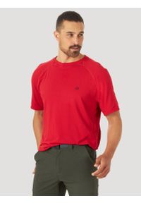 Wrangler - WRANGLER SS PERFORMANCE TEE MĘSKI T-SHIRT KOSZULKA LOGO HAUTE RED WA7BDUR18. Materiał: tkanina, poliester, elastan, materiał. Długość rękawa: krótki rękaw. Długość: krótkie