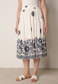 Born2be - Granatowa Rozkloszowana Spódnica z Wiskozy w Kwiatowy Wzór Masterore. Okazja: do pracy, na co dzień. Kolor: niebieski. Materiał: wiskoza. Wzór: kwiaty. Styl: casual #1